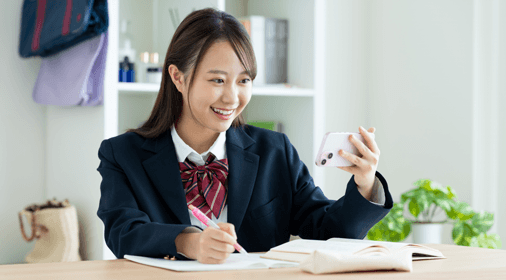 パシャレクを使う女子生徒