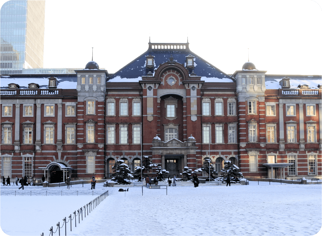 雪の積もった東京駅
