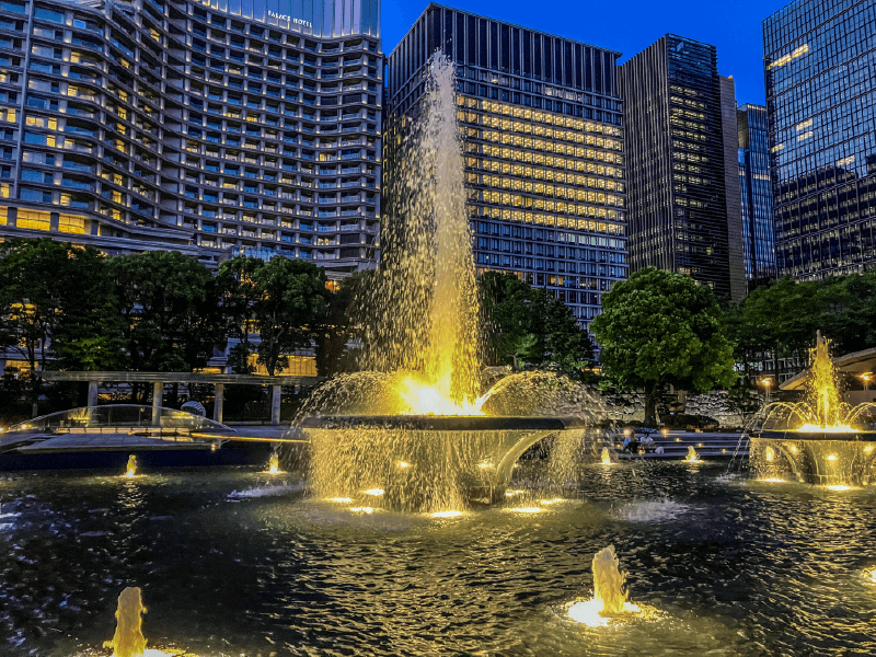 ライトアップされた夜の噴水