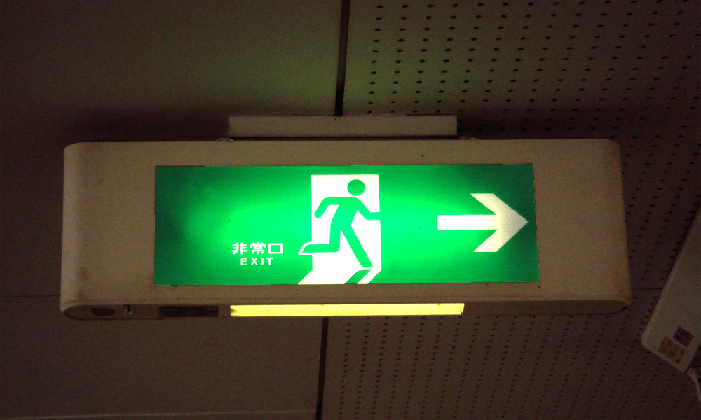 廊下の非常口のライト