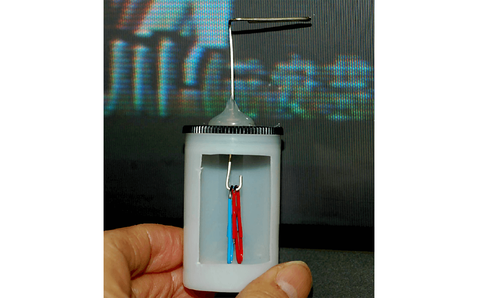 クリップ検電器をテレビに近づけると