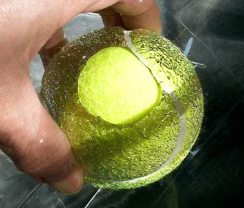 防水スプレーをしたテニスボールを水に沈める