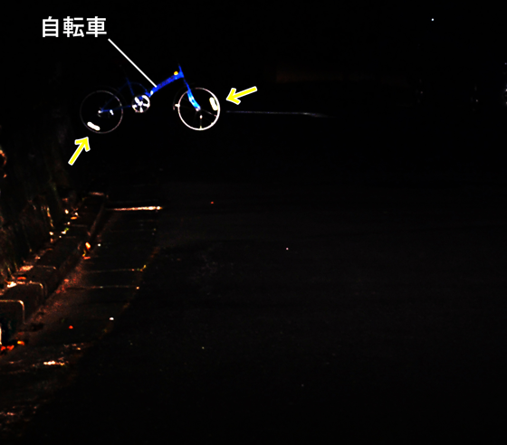 夜道で輝く自転車の反射板