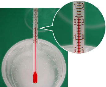 氷に温度計を触れて測定
