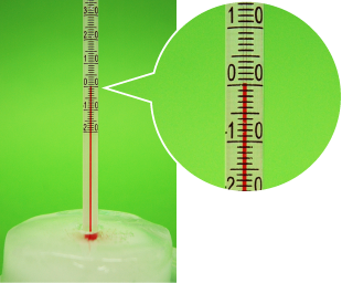 氷に穴を開けて測定