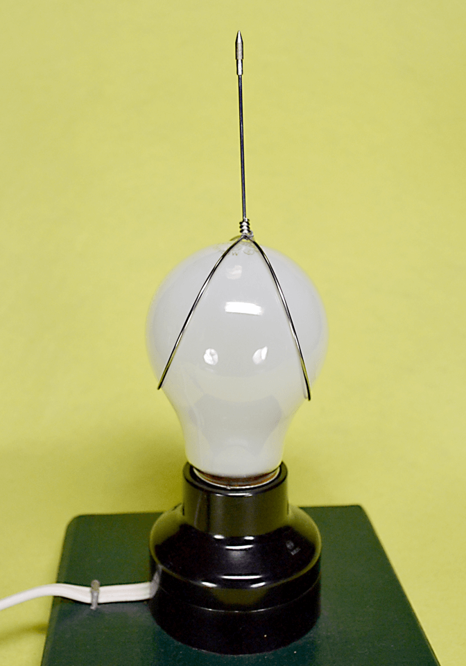 針金を電球に装着