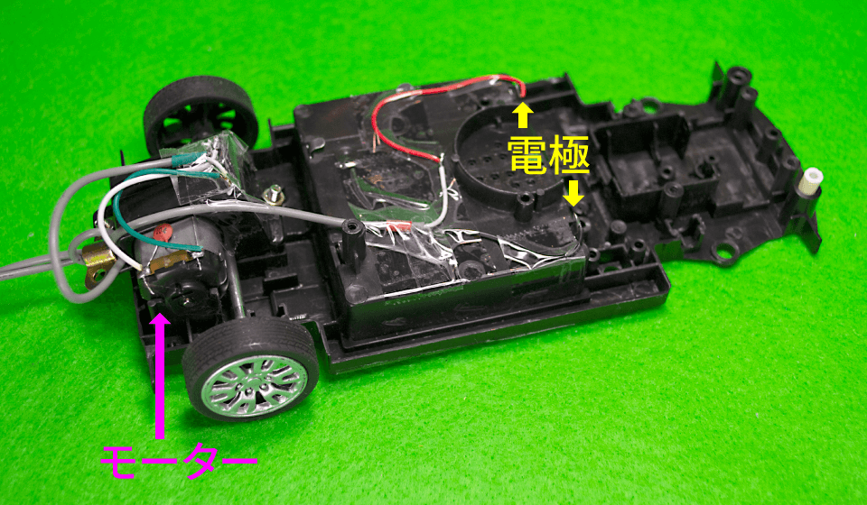 車体に電極とモーターを接続