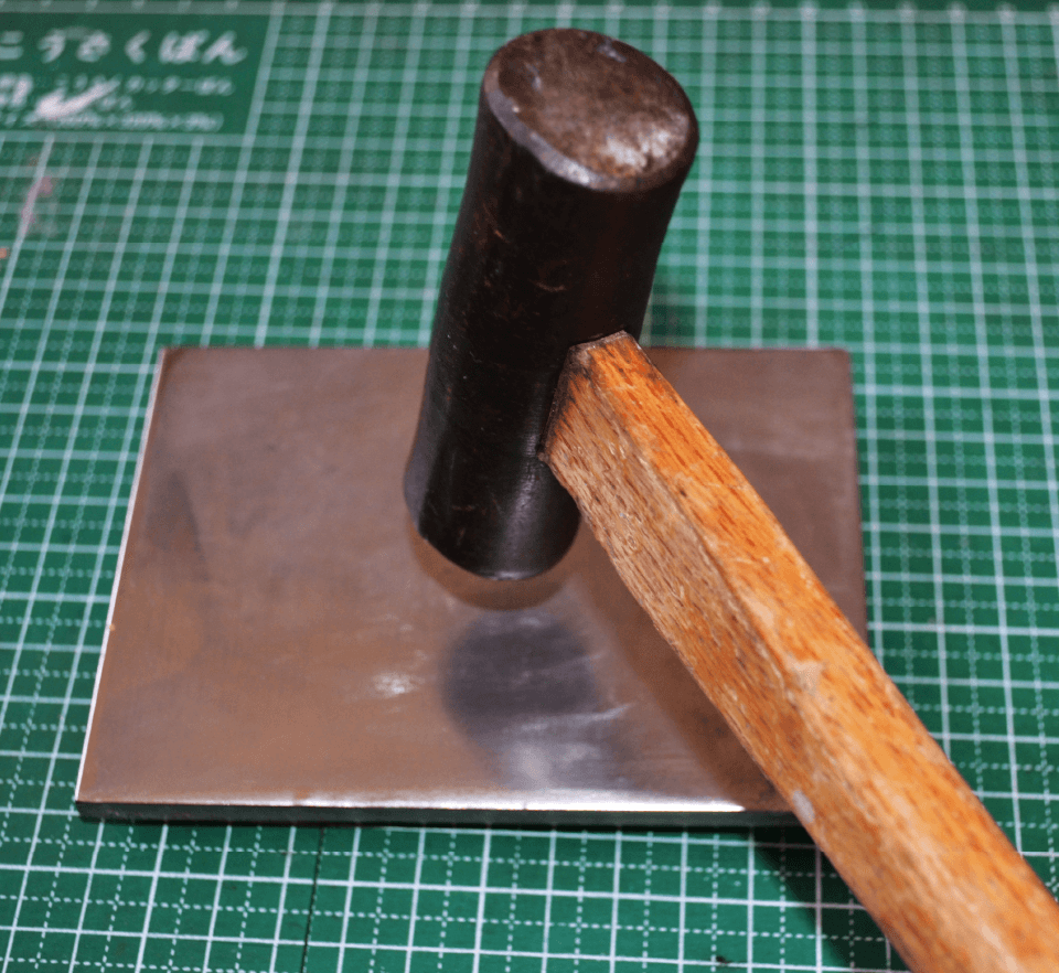 金づちで叩いてリングの跡をつける