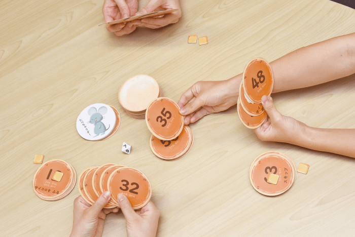 九九パンケーキタワー（対戦型）で遊ぶようす