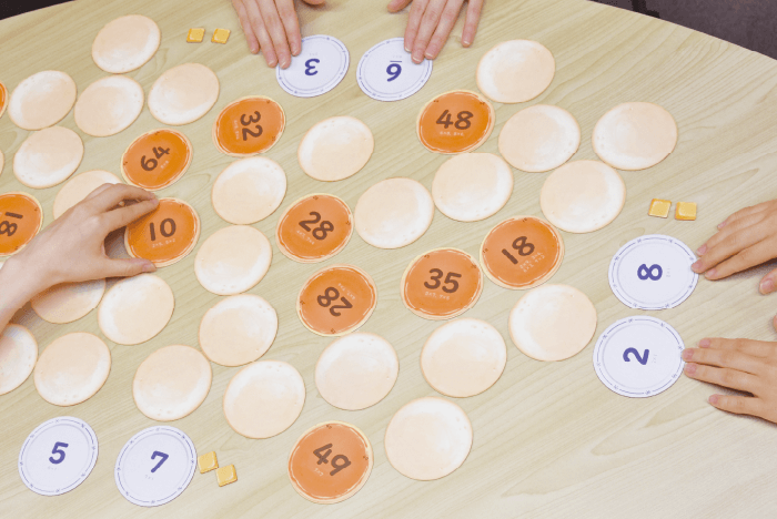 めくって段あつめで遊ぶようす