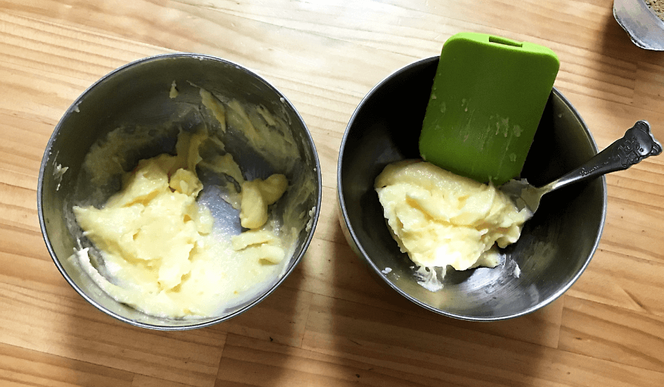 バター，サラダ油，砂糖，卵黄を混ぜる
